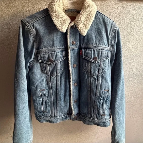 Levi's Light Blue Denim Jacket with Cream Sherpa Lining - Picture 4 of 5